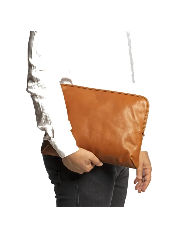 GÖN Celes laptop sleeve in tan leather