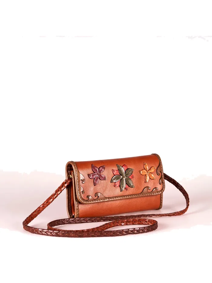 GÖN Suana clutch in tan leather