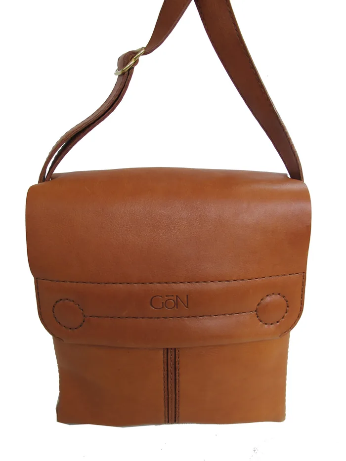 GÖN Capa messenger bag in tan leather